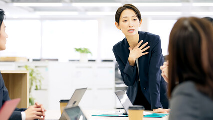 Poster - オフィスで会議する会社員グループ