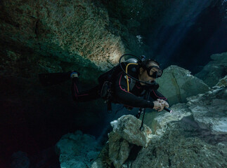 Canvas Print - technical diving in a cenote in mexico.