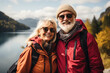 pareja mayor, con ropa de abrigo y gafas de sol, realizando senderismo por la naturaleza, como parte de un viaje de aventura para personas mayores y jubilados