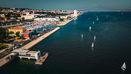 Paisagem Portugal Torre de Belém Fortaleza Portuguesa Rio Tejo Ponto Turístico Viagem Viajar Barcos Turismo Turístico Porto Cidade Europeia Europa Céu Baía Foz Estuário Ponte Medieval Drone Aérea Mar 