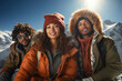 Eine junge Frau und zwei junge Männer im Winterurlaub in den Bergen.