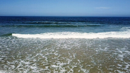 Wall Mural - Ocean waves crashing on beach