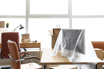 Poster - Desk with monitor wrapped in bubble film on moving day