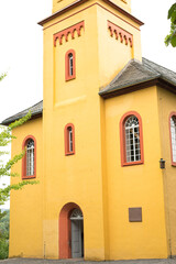 kirche gelb