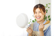 © 琢也 栂 - 調理器具を持つ元気な女性のイメージ