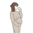 © maru - 水を飲む妊娠中の女性