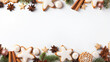 Flaches Design, Weihnachtsbanner, Weihnachtsplätzchen, Zimtstangen, Tannenzweige, Sternanis und Zimtstangen auf weißem Hintergrund mit viel Platz in der Mitte