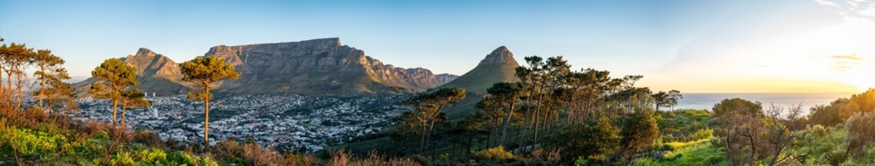 Wall Mural - Signal Hill sunset viewpoint over Cape Town in Western Cape, South Africa