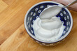 Jogurt naturalny nakładany łyżką do miseczki 