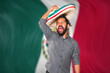 Mexicano joven bandera dia de la independencia septiembre emocionado grito