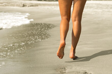Una Dama Camina Descalza Cerca Del Mar Al Atardecer