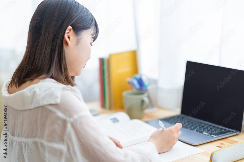 自宅で勉強する学生 Stock Photo | Adobe Stock