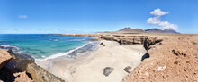 Strand Playa De Los Ojos An Der Südspitze Von Fuerteventura, Kanarische Inseln Mit Einem Riesigen Herz Im Sand - Panorama Blick Vom Plateau Neben Der Strasse Bei Ebbe