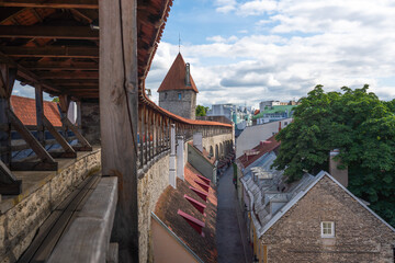 Canvas Print - Helleman Tower and Tallinn City Walls - Tallinn, Estonia