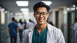 Ritratto di un dottore di origini asiatiche in ospedale, con occhiali, medico professionale