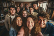 © Helena GARCIA - grupo de jovenes estudiantes haciéndose un selfie en la biblioteca de la universidad
