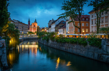 Wall Mural - Tromostovje bridge and Ljubljanica river in the Ljubljana city center. Ljubljana, capital of Slovenia.