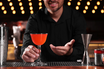 Canvas Print - Bartender with fresh alcoholic cocktail in bar, closeup