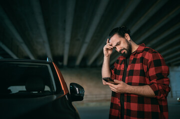 A young man rents a car through a mobile application, problems with the application and support.