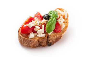 Bruschetta alla caprese, condita con mozzarella, pomodoro fresco, olive nere, basilico, origano e olio di oliva - merenda italiana 