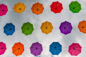 Poster - Bunte Regenschirme vor Himmel