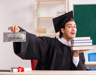 Canvas Print - Graduate student in front of green board