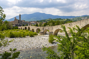 Canvas Print - Gobbo Bridge also Devil Bridge or Ponte del Diavolo or Ponte Gobbo in Bobbio, Piacenza province, Trebbia Valley, Emilia Romagna, Italy