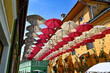 viele weiße und Rote Regenschirme hängen zwischen zwei Hauswänden um Schatten in einer Gasse zu spenden, Sighisoara, Schäßburg, Siebenbürgen, Rumänien