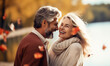 lachendes erwachsenes Paar genießt den Herbst