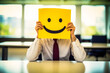 Homme dans son bureau plaçant un énorme émoticône souriant jaune devant son visage
