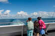 Kinder auf dem Oberdeck einer Fähre zur Nordseeinsel Amrum