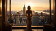 © Alexandre - Mulher bem sucedida dourada em pé na varanda de luxo,  silhueta feminina rica ao pôr do sol na cidade de Nova York