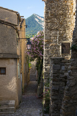  Vieille ville de Nyons dans la Drôme autour de la tour Randonne située sur les hauteurs du quartier des Forts. et ses ruelles étroites. 