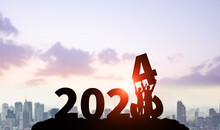 年号を掲げる人々　ビジネス向け2024年新年イメージ　令和六年年賀状素材