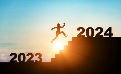 階段を駆け上がる人物　ビジネス向け2024年新年イメージ　令和六年年賀状素材