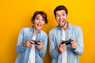 Poster - Photo of positive funky people family wear stylish denim clothes weekend together playstation competition isolated yellow color background
