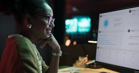 Aufkleber - Portrait of a Happy Successful Black Businesswoman Using Desktop Computer in Creative Agency in the Evening. African American Female Smiling While Checking Data and Statistic Charts