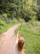 © fotograf-halle.com - rothaariges Kind spielt mit einem Stock auf einem ruhigen Waldweg – natürliche Außenszene voller Neugier, Freiheit und kindlicher Entdeckerlust.