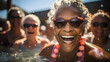 Aktive lebensfrohe Seniorinnen beim Aqua-Fitness im Pool: Freude und Kameradschaft symbolisieren einen gesunden, aktiven Ruhestand
