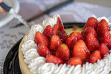 pastel con fresas y crema chantilly con acercamiento