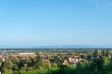 Wall Mural - Blick von Châtenois über die Oberrheinische Tiefebene. Im Hintergrund die Hügellandschaft des Schwarzwaldes. Departement Bas Rhin in der Region Elsass in Frankreich