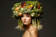 Frau mit Hut und Haaren aus Ost und Gemüse