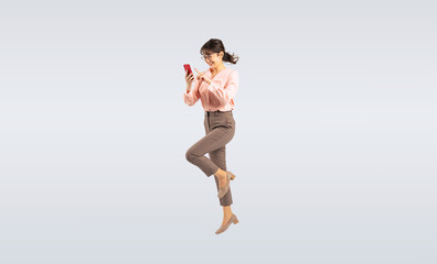Aufkleber - スマホを使いながらジャンプするミドル女性（切り抜き背景透過PNGも販売しております。作成者リンクから「PNG」で検索してください）