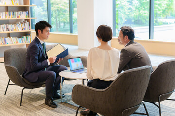 Canvas Print - 夫婦に説明をする資産運用アドバイザー