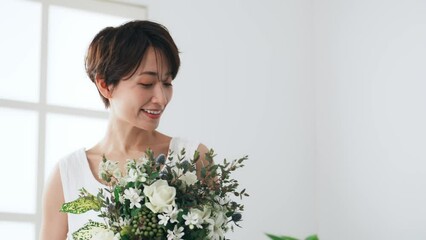 Poster - 花束を持った女性　美容イメージ
