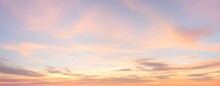 オレンジ色に染まる空：夕日の美しいパノラマ、日没の瞬間：雲間から差し込む最後の光