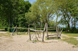 öffentlicher Spielplatz mit Spielgeräten aus Holz für Kinder in der Nähe des Strandes im deutschen Ostseebad Kühlungsborn Ost