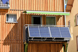 Fototapeta  - Balkonkraftwerk an Wohnhaus mit Holzfassade