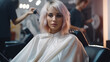 © Alexandre - beldade mulher em corte de cabelo no salão de beleza