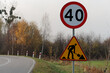 Znaki drogowe, ograniczenie prędkości, uwaga roboty drogowe.